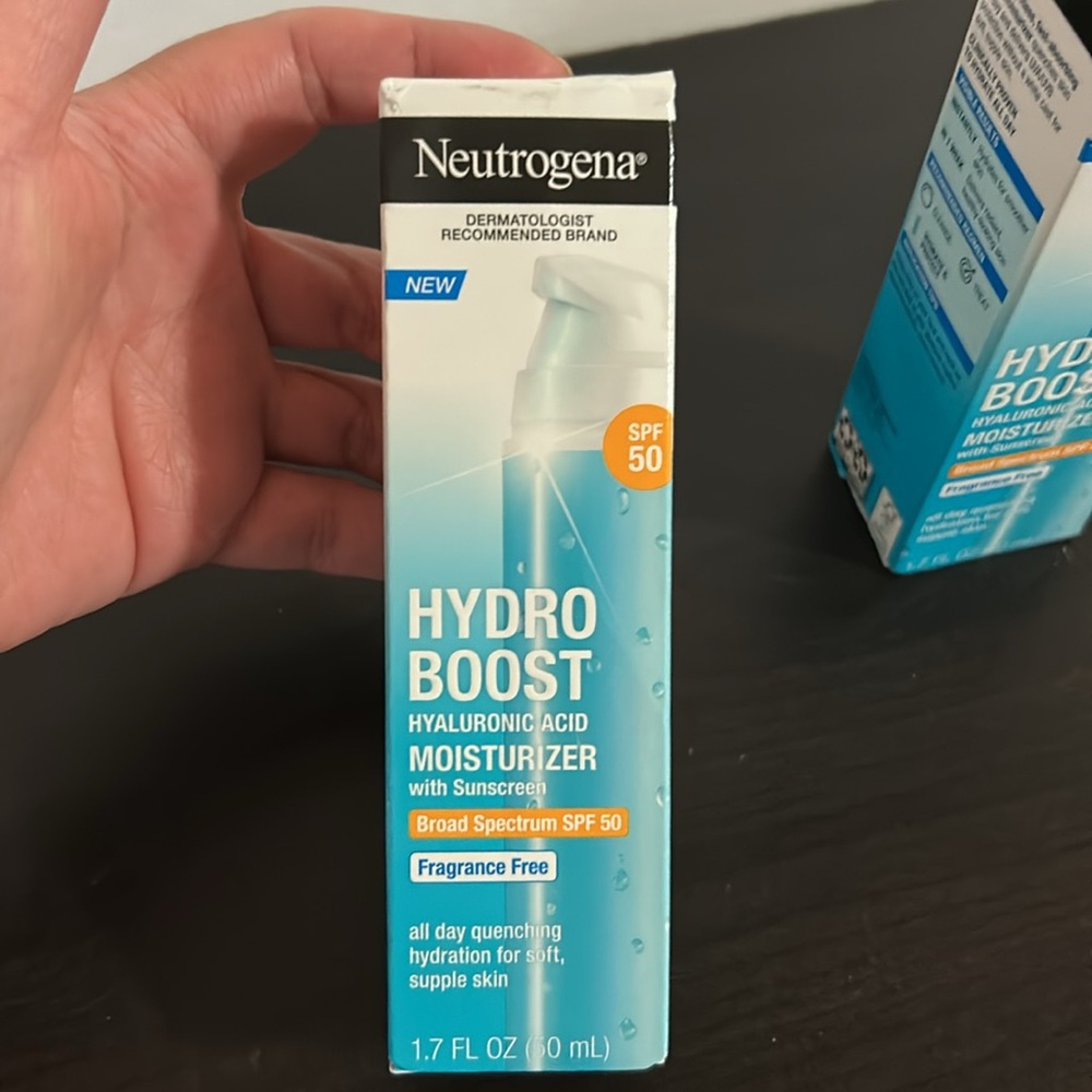 Neutrogena Hydro Boost Hyaluronic Acid Moisturizer with Sunscreen SPF 50 - Picture 2 of 6